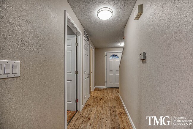 Foto del edificio - Wonderful 2 Story 3 Bed 2.5 Bath Home in Five Corners!