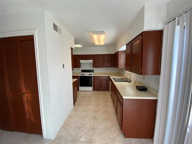 Building Photo - 9901 Sharpcrest St