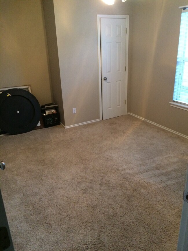 Building Photo - Awesome home in quiet. Culdesac