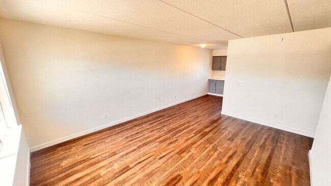 Building Photo - Fresh Paint, New Floors, 2/1 Available NOW
