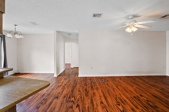 Building Photo - 202 Fernwood St