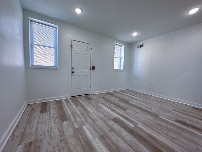 Building Photo - Renovated 2BR/2BA w/ Private Yard, Porch & In-Unit Laundry