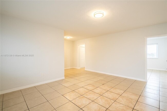 Foto del edificio - 7311 Byron Ave