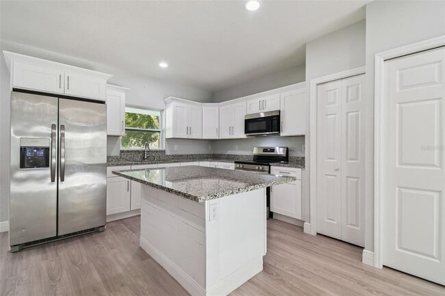 Foto del edificio - 6819 N Sterling Ave