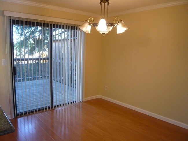 Foto del edificio - Remodeled 3 bedrooms, 2.5 bath plus one bo...