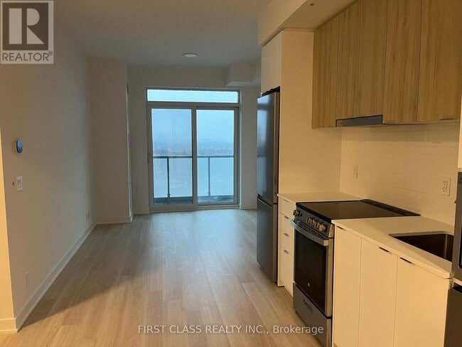 Photo du bâtiment - 50 Upper Mall Wy