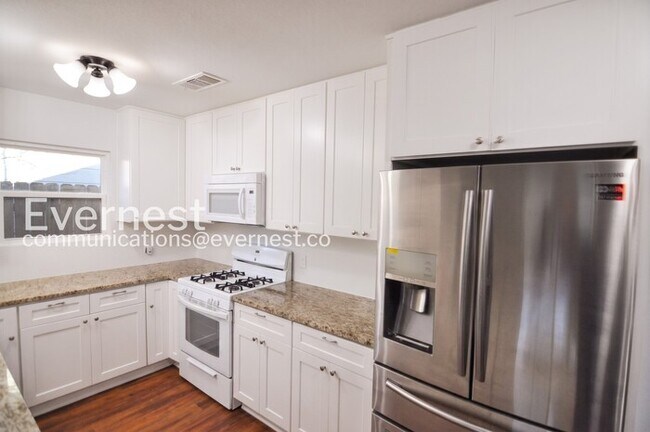 Foto del edificio - 3 Bed, 2 Bath Home with Fenced Yard & Garage / Pet-Friendly / Coming Soon!