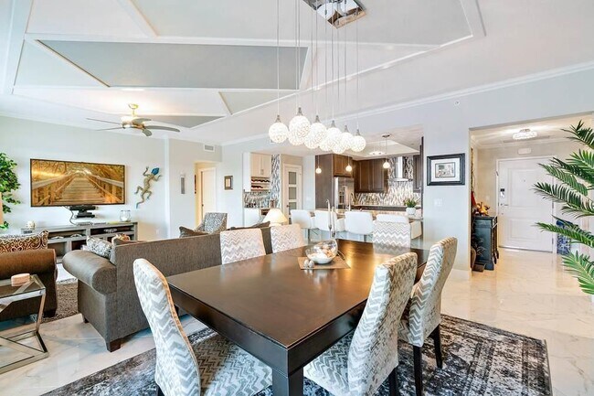 Building Photo - 633 Bay Colony Dr S