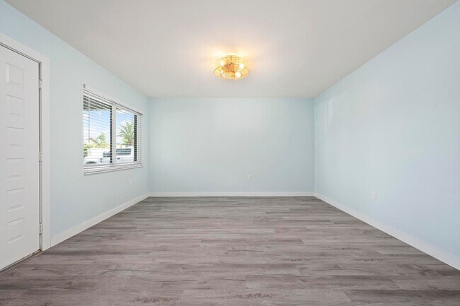 Building Photo - GORGEOUS FULLY RENOVATED 1st FLOOR 2 BEDRO...