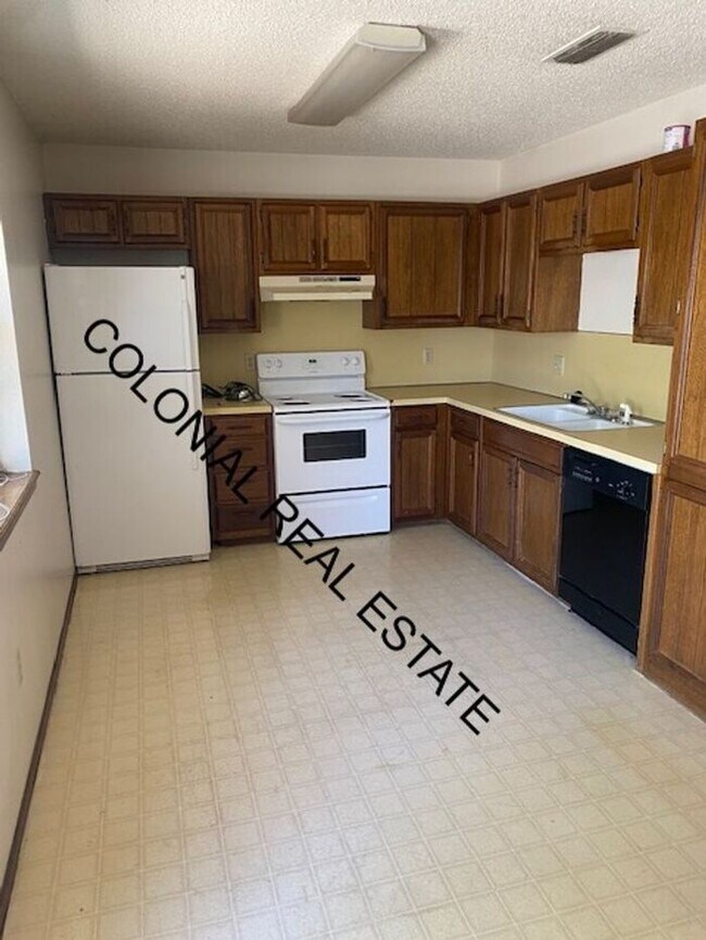 Foto del edificio - 2 Bedroom 1 Bathroom apartment, private washer/dryer hookups, central heat and air