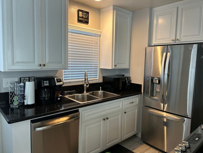 Building Photo - 2 Bedroom Duplex in Long Beach