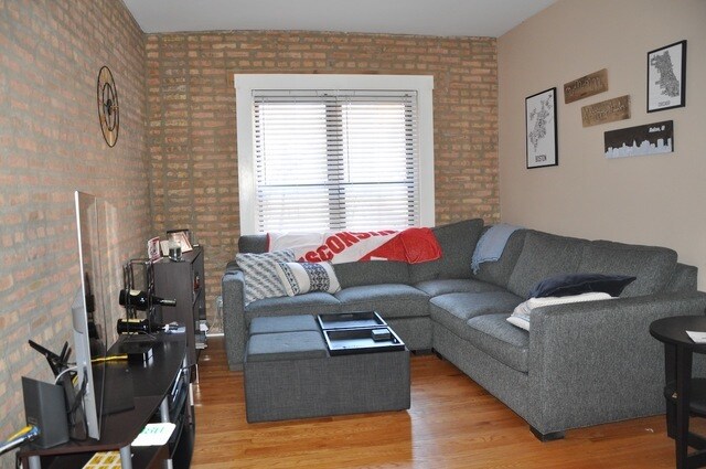 Primary Photo - 905 W Cornelia Ave
