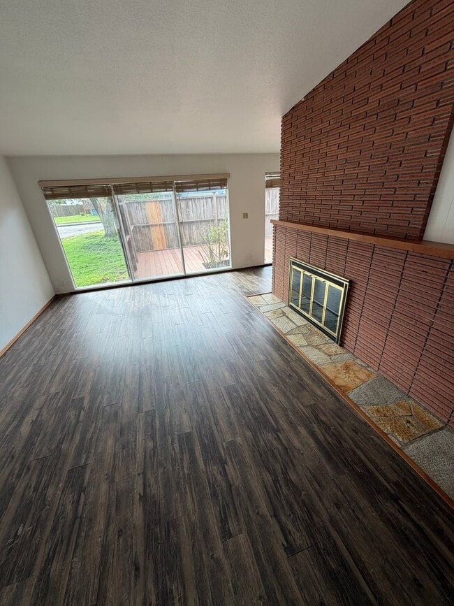 Building Photo - 1135 Laurel Ave