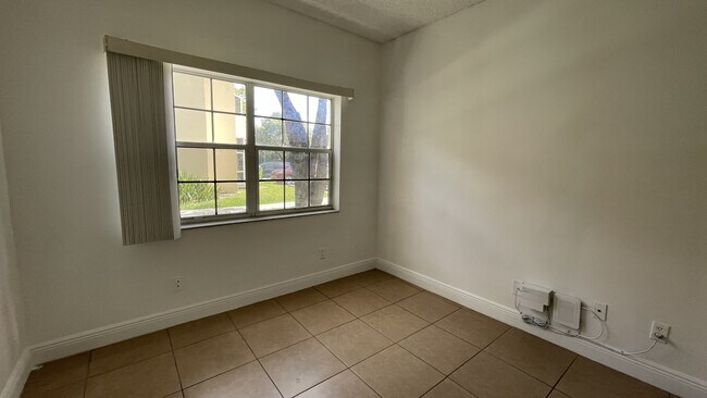 Foto del edificio - 661 Cypress Lake Blvd
