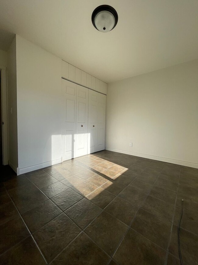 Building Photo - Large 2 bedroom 1 bath apartment
