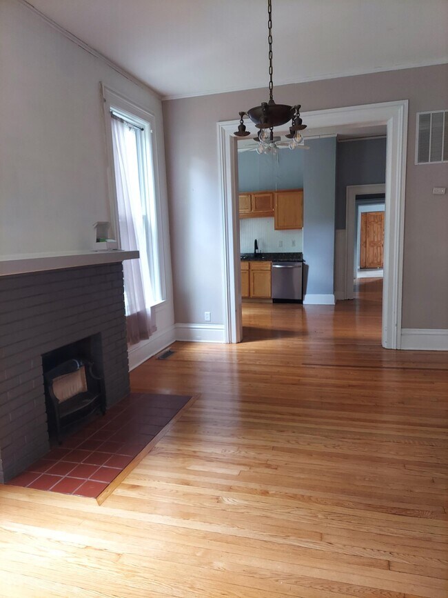 Living room Fireplace - 705 W Healey St