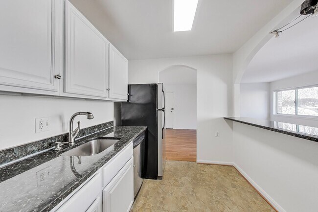 Foto del edificio - 2BD/1BA in Bethesda Park - Feeds to WJ HS - ALL Utilities Included