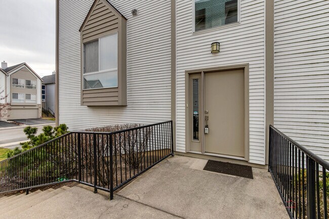 Building Photo - 672 Diamond Pointe Dr