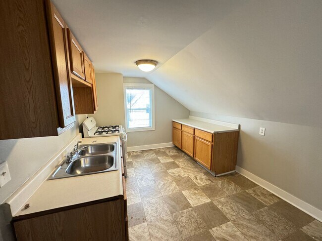 Foto del edificio - Two Bedroom Upper Unit on SW Side!