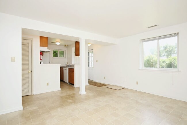 Photo - 124 Thomas Dr Apartment
