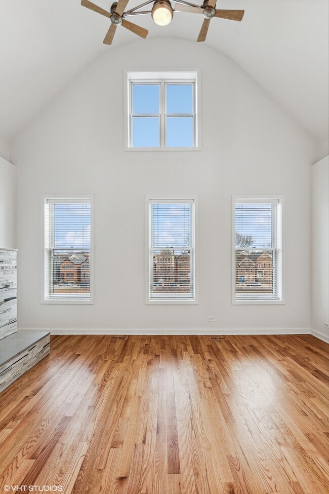 Building Photo - 2142 N Oakley Ave