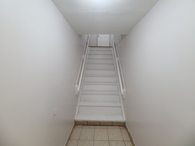 Foto del edificio - BRAND NEW RENOVATION! Spacious 5-Bed/2-Bat...
