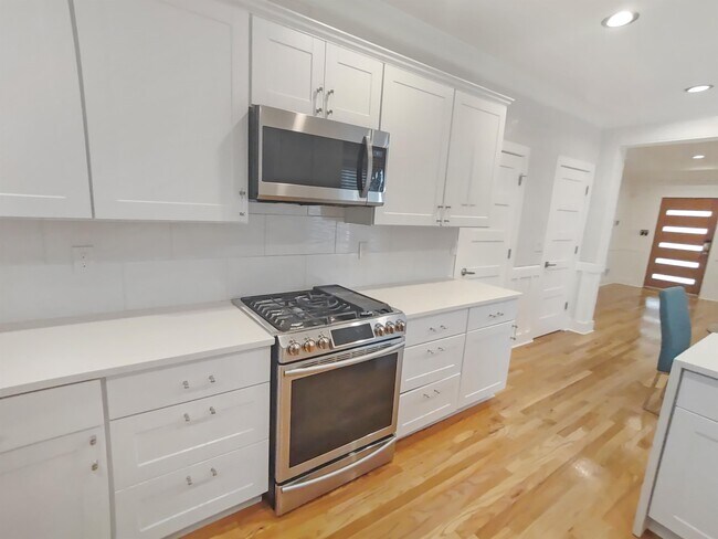 Foto del edificio - 728 Garibaldi St SW