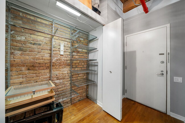 Foto del edificio - 225 W Huron St