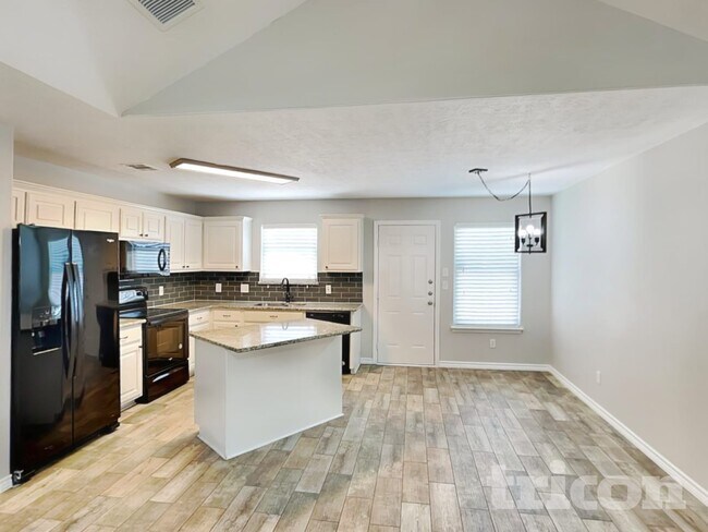 Foto del edificio - 16229 Summerset Estates Blvd