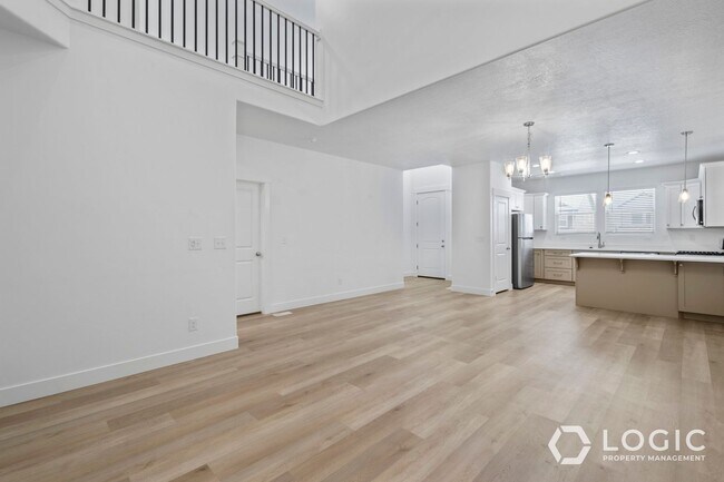 Building Photo - Beautiful Townhome in Wonderful Location!