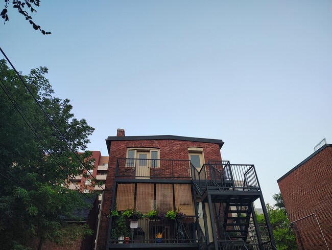 Building Photo - Large 2 Bedroom 2 Bathroom Apartment