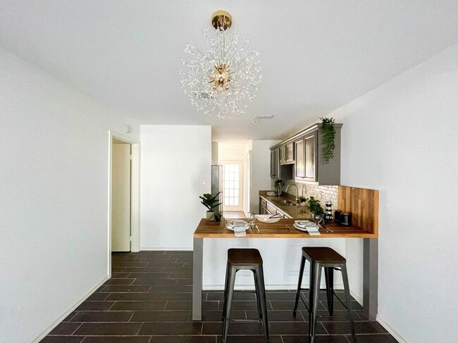 Foto del edificio - Centrally Located Apartment with Pool!!