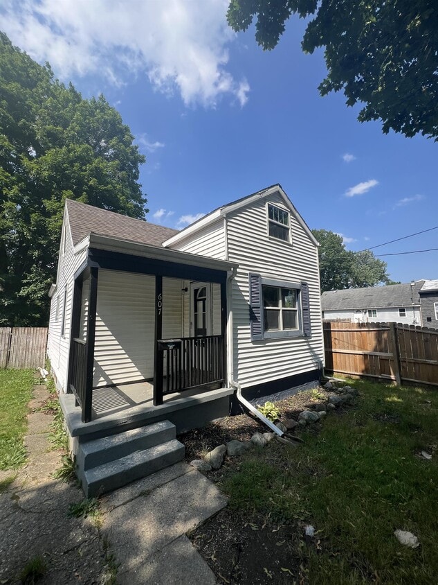 Photo - 607 Samantha Ave (Lansing, MI)