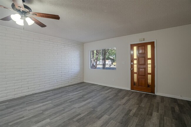 Foto del edificio - 3 Bedroom, 2 Bath Home with Garage For Rent in Prescott!