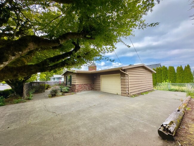 Building Photo - 2,510 Sq Ft | 5 Bedroom · 3 Bathroom – W/D...