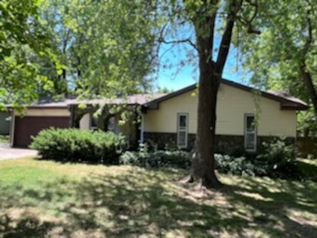 Building Photo - Beautiful 3 bedroom 1.5 bath stone work th...
