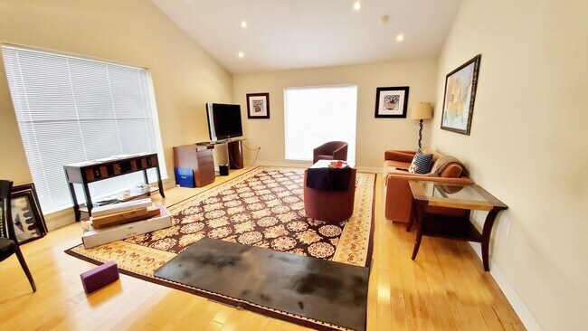 Foto del edificio - 2302 Robinhood St