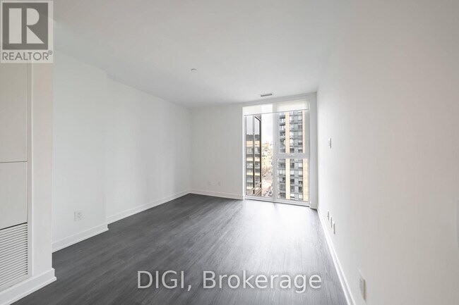 Photo du bâtiment - 57 Spadina Ave.