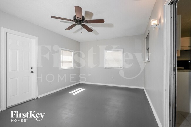 Building Photo - 462 SE Streamlet Ave