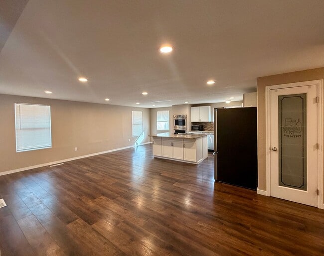 Foto del edificio - Spacious SINGLE-LEVEL 3 Bed / 3 Bath – NEW Carpet, Marble Counters & Fenced Yard