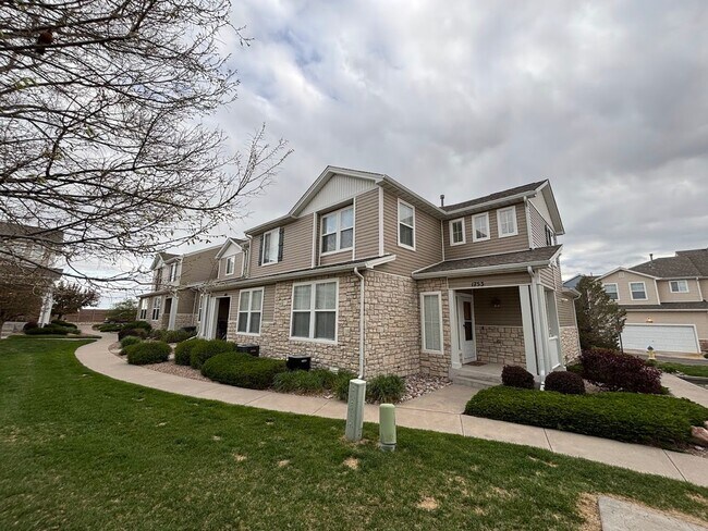 Foto del edificio - Beautiful Remodeled 3 Bedroom End Unit Townhouse