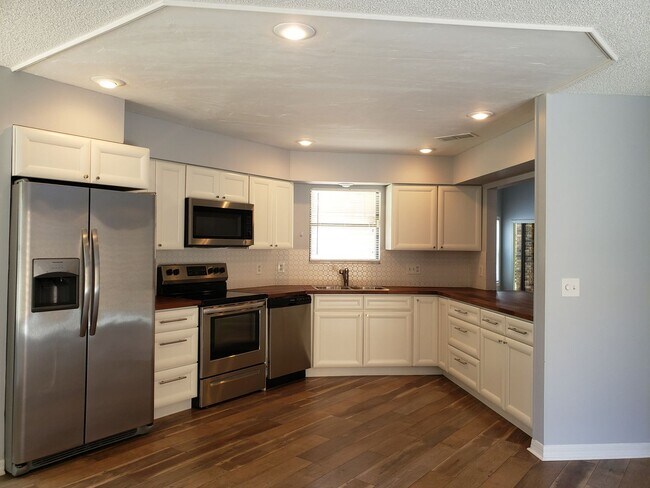 Foto del edificio - Spacious Townhome in the Heart of Dr. Phil...