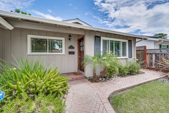 Foto del edificio - Spacious Home off of Hillsdale with Amazing Kitchen & Backyard! Ready to Rent.