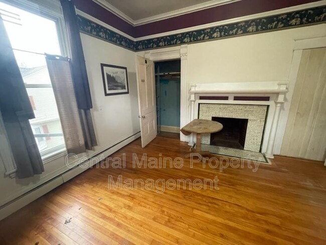 Building Photo - 256 Main St