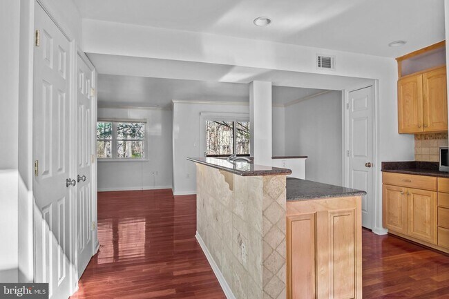 Foto del edificio - Headline:  Spacious & Updated Townhouse in Prime Reston Location