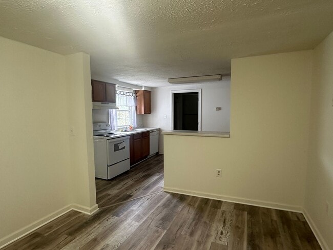 Building Photo - Glevar/Salem!