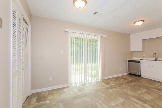 Building Photo - 570 Lakeridge Cir SE