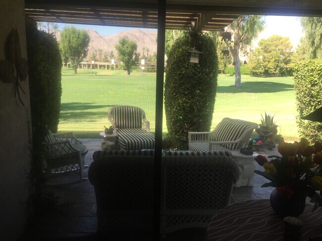 Vista desde la sala de estar - 23 Duke Dr