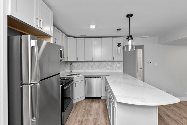 Building Photo - 1225 N La Salle Dr