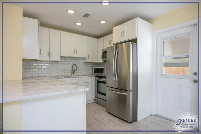 Foto del edificio - ***AMAZING LOCATION***3 BED/2BATH***NO HOA...